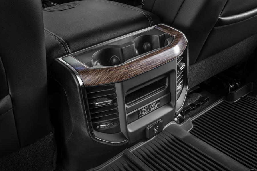 Детали интерьера Ram 2500 Laramie Crew Cab (DJ) 2019 года  (LA) (фото 34 из 39)